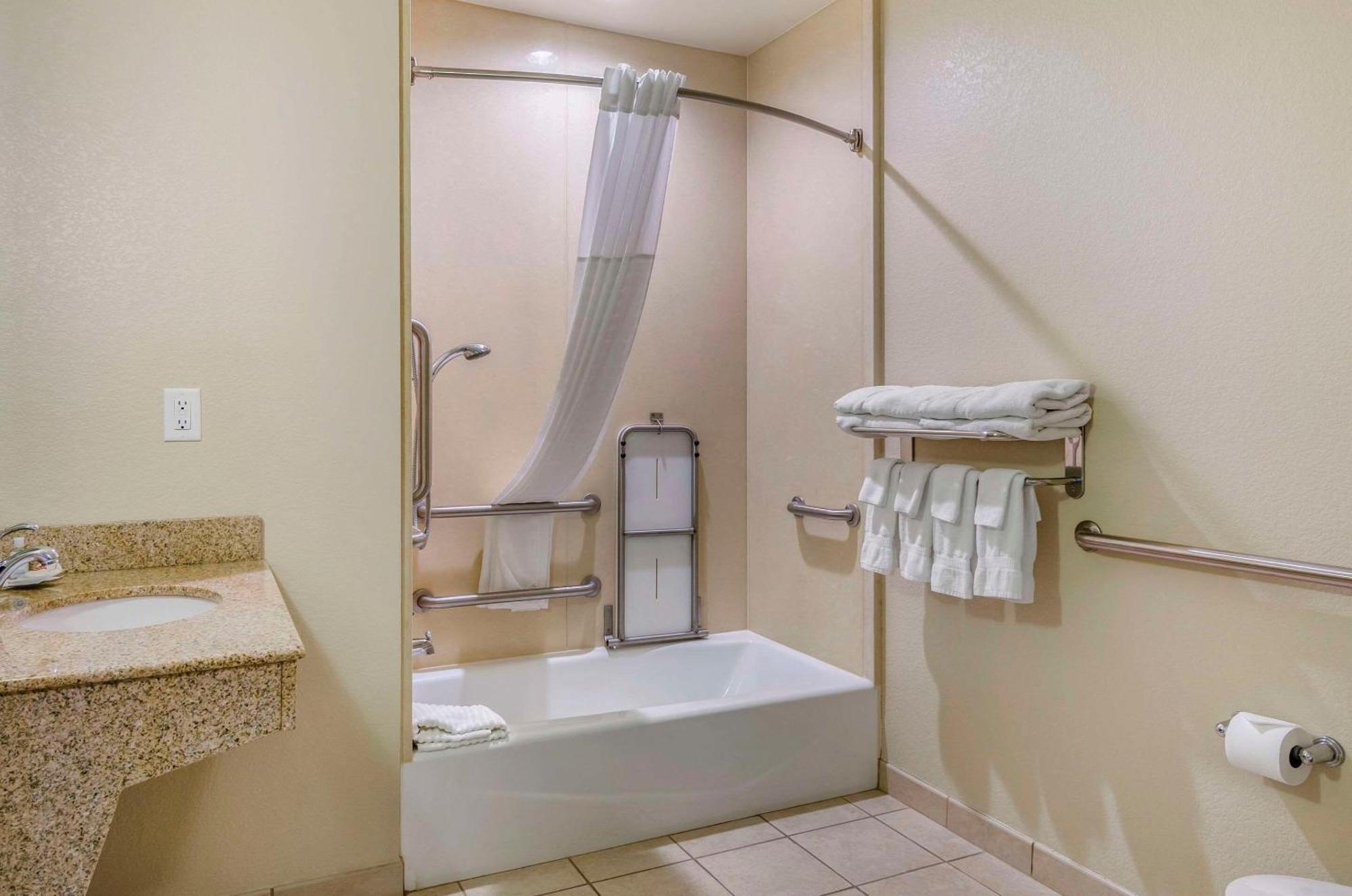 Hotel Comfort Airport 3*